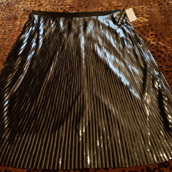 Moda | Skirts | Silver Black Metallic Pleated Skirt | Poshmark